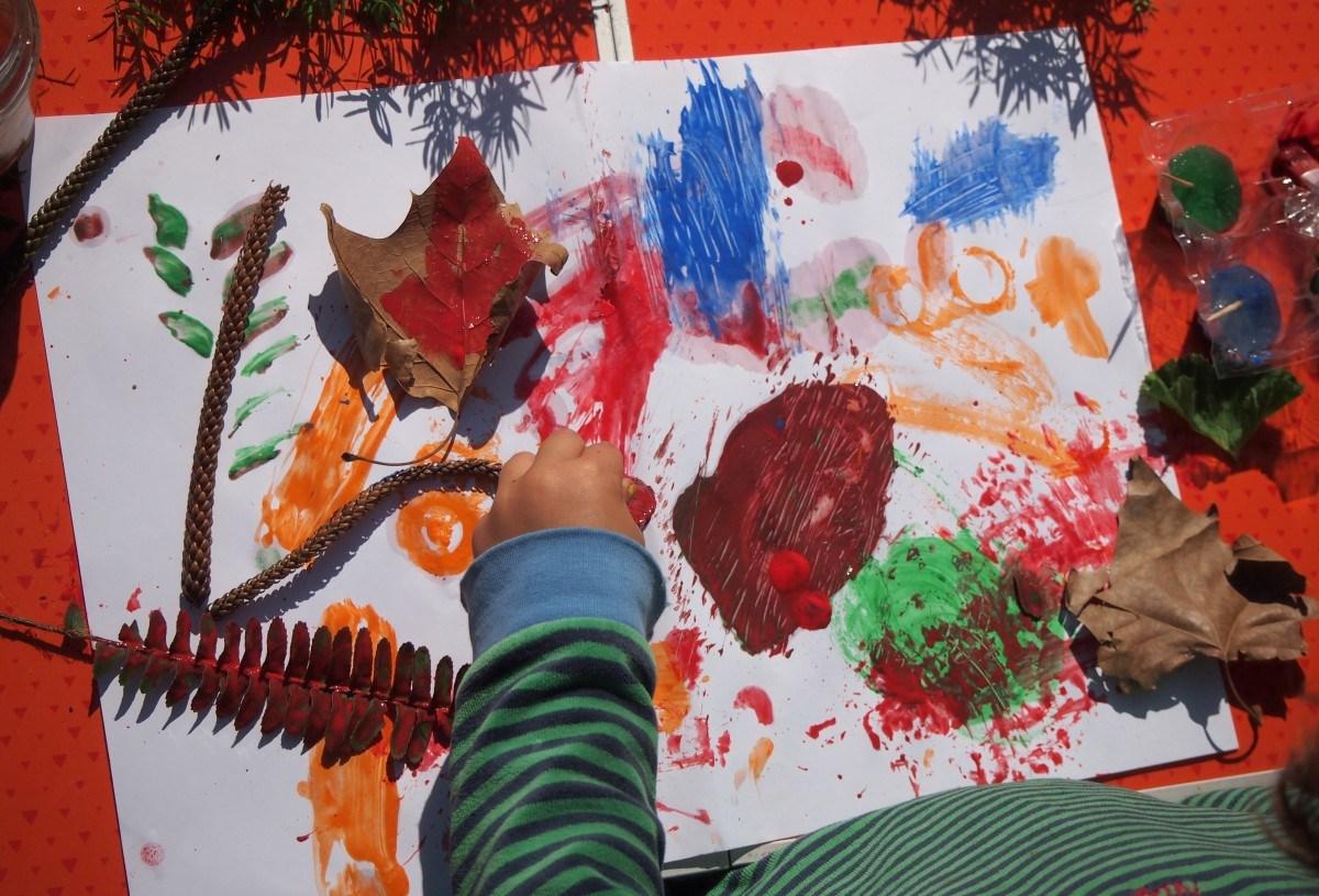 Nico pintando con hielo y objetos naturales hojas, piedras etc...