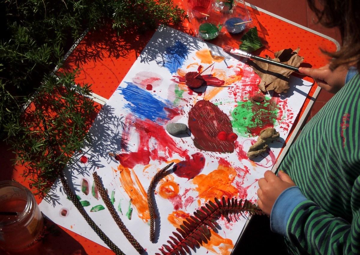 Nico pintando con hielo y objetos naturales hojas, piedras etc...