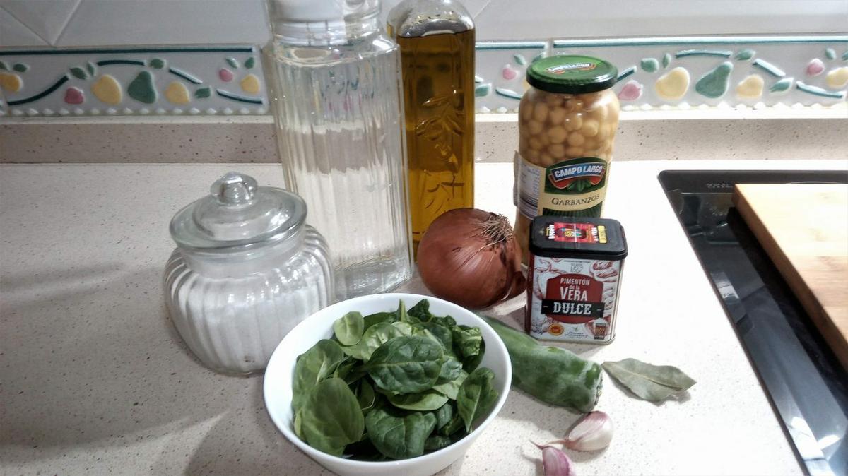 Ingredientes para hacer garbanzos con espinacas en Thermomix