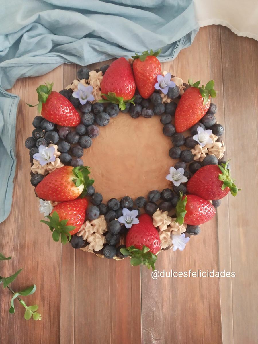 Tarta de obleas con Nutella decorada con frutas Tarta de obleas y Nutella con fresas y arándanos Tarta de obleas y Nutella con frutos rojos Tarta con frutas