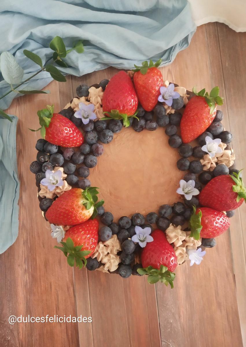 Tarta de obleas con Nutella decorada con frutas Tarta de obleas y Nutella con fresas y arándanos Tarta de obleas y Nutella con frutos rojos Tarta con frutas