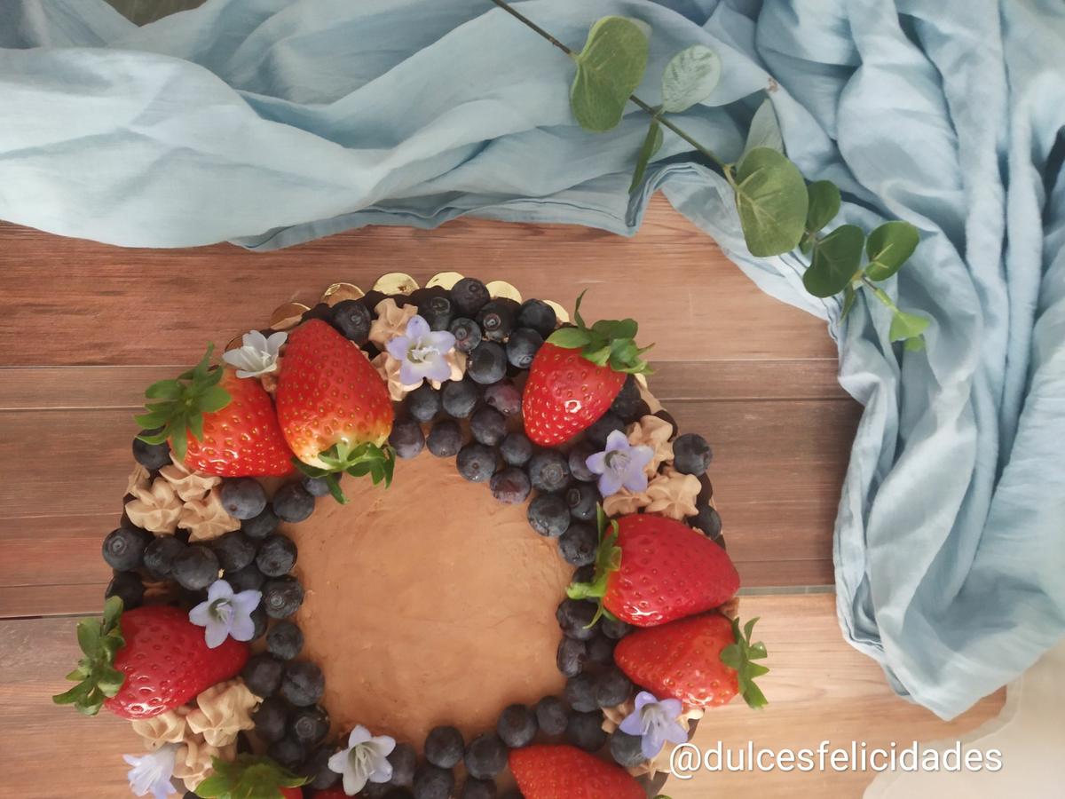 Tarta de obleas con Nutella decorada con frutas Tarta de obleas y Nutella con fresas y arándanos Tarta de obleas y Nutella con frutos rojos Tarta con frutas