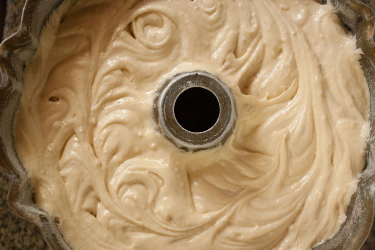 masa para coffee cake en un molde de bundt cake