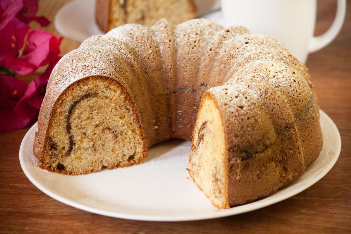 Coffee Cake de canela en un plato blanco