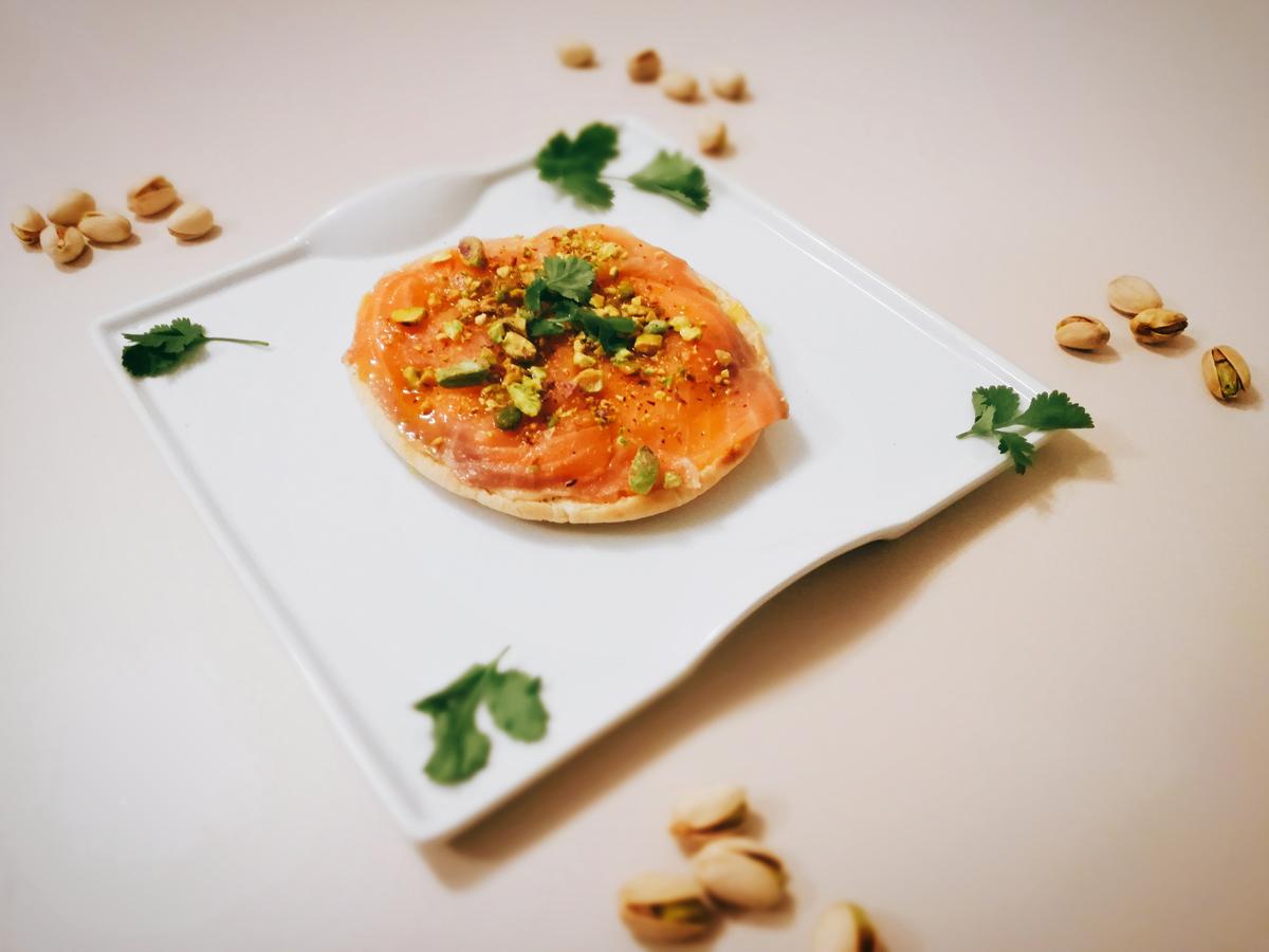 receta de salmón, crema de huevo y queso gorgonzola con cobertura de pistachos
