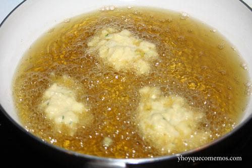 freir-las-tortillitas-de-bacalao