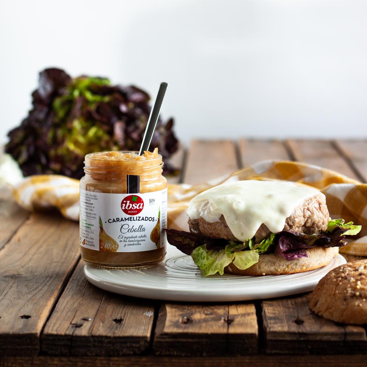 Hamburguesa con cebolla caramelizada y reducción de pedro ximenez