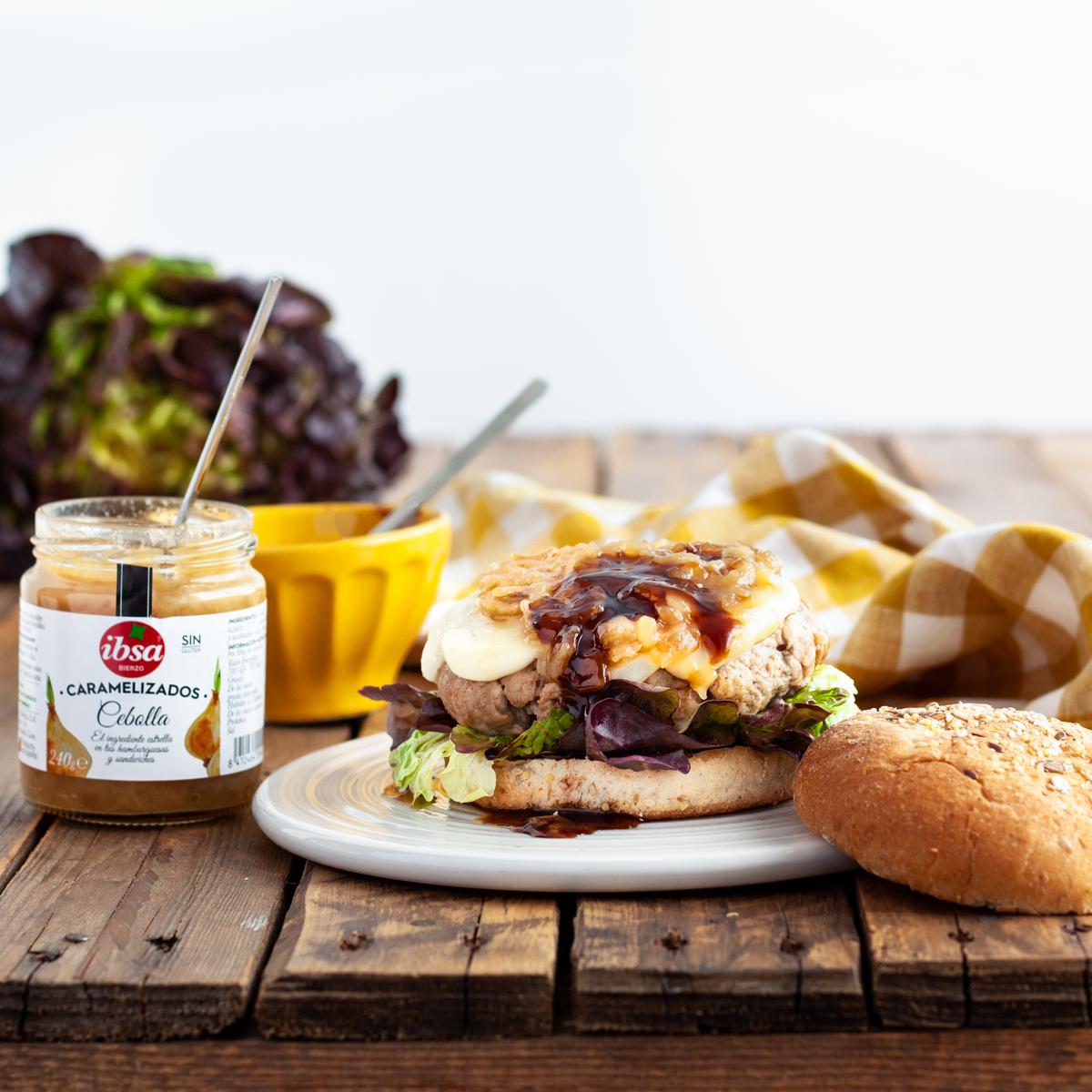 Hamburguesa con cebolla caramelizada y reducción de pedro ximenez