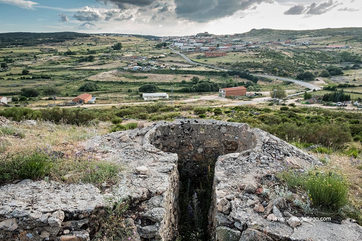 Fortín y trincheras de la Posición 1 en la Ruta de senderismo "Paisajes de fortines y trincheras". Este puesto daba cobertura a la posición por el sur. 9 km de recorrido. Las Navas del Marqués. Ávila. Castilla y León. España © Javier Prieto Gallego;
