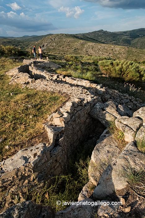 Posición 2, trincheras y ruinas. Ruta de senderismo "Paisaje de fortines y trincheras". 9 km de recorrido. Las Navas del Marqués. Ávila. Castilla y León. España © Javier Prieto Gallego;