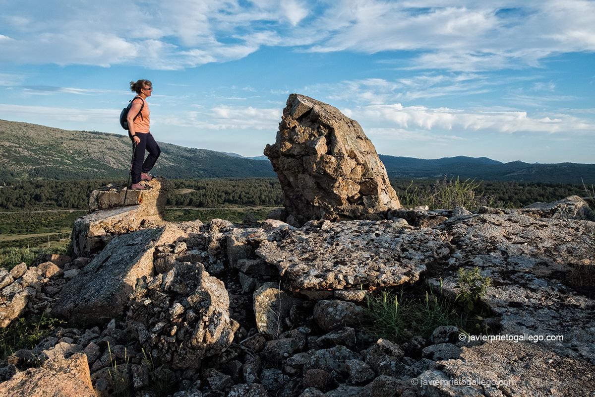 Posición 2, trincheras y ruinas. Ruta de senderismo "Paisaje de fortines y trincheras". 9 km de recorrido. Las Navas del Marqués. Ávila. Castilla y León. España © Javier Prieto Gallego;
