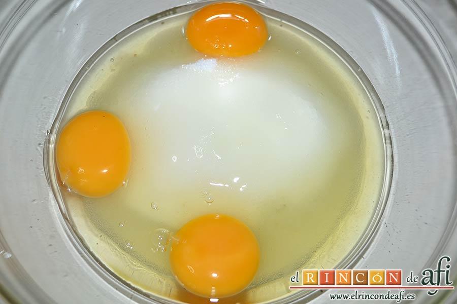 Coca de llanda de chocolate con galletas tipo Oreo, poner en un bol los huevos con el azúcar