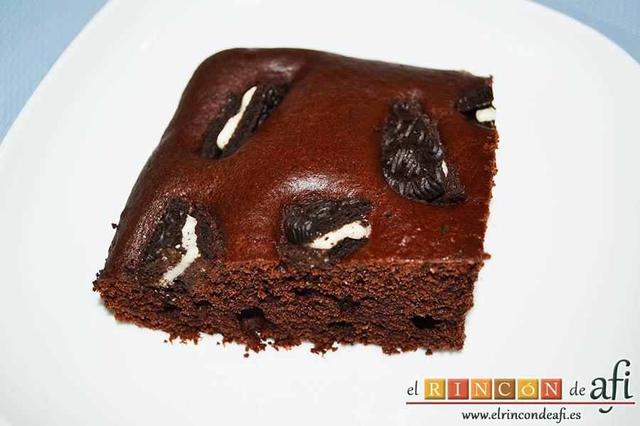 Coca de llanda de chocolate con galletas tipo Oreo, sugerencia de presentación