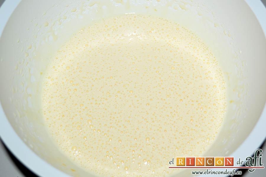 Coca de llanda de chocolate con galletas tipo Oreo, batir con varillas eléctricas