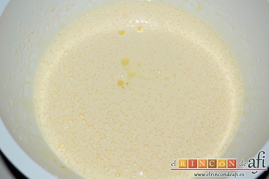 Coca de llanda de chocolate con galletas tipo Oreo, añadir el aceite de oliva