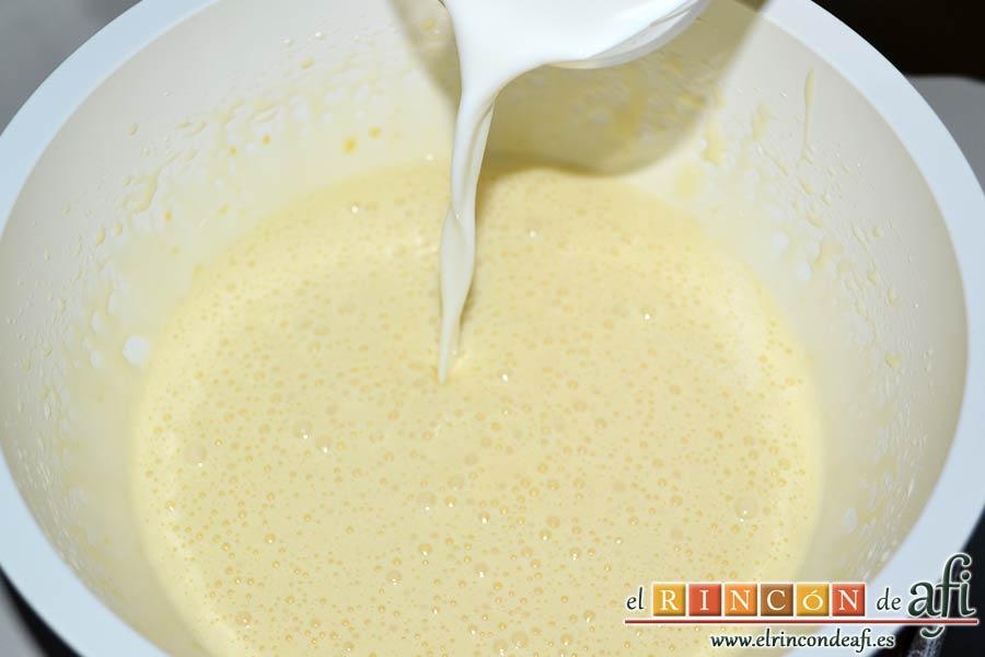 Coca de llanda de chocolate con galletas tipo Oreo, añadir la leche