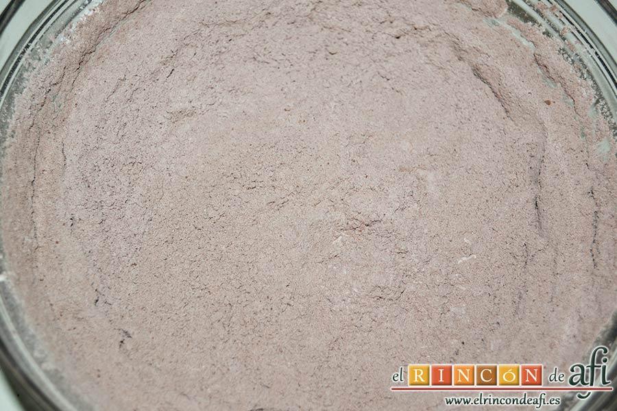 Coca de llanda de chocolate con galletas tipo Oreo, en otro bol mezclar el cacao en polvo, la harina de repostería y la levadura en polvo todos tamizados