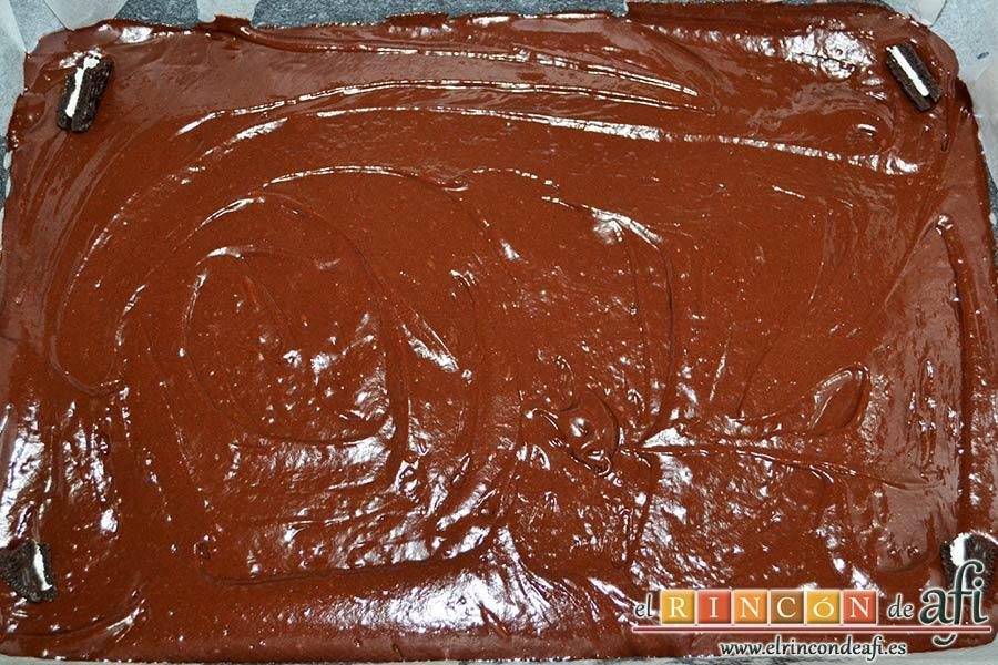 Coca de llanda de chocolate con galletas tipo Oreo, engrasar y forrar un molde rectangular y verter la mezcla