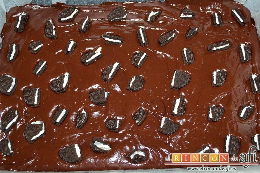 Coca de llanda de chocolate con galletas tipo Oreo, decorar con galletas tipo Oreo troceadas