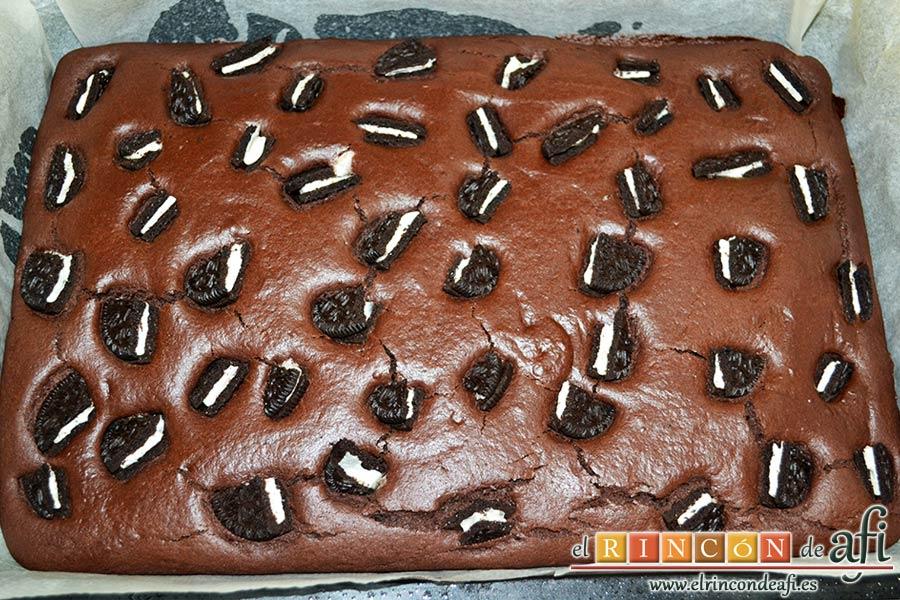 Coca de llanda de chocolate con galletas tipo Oreo, hornear