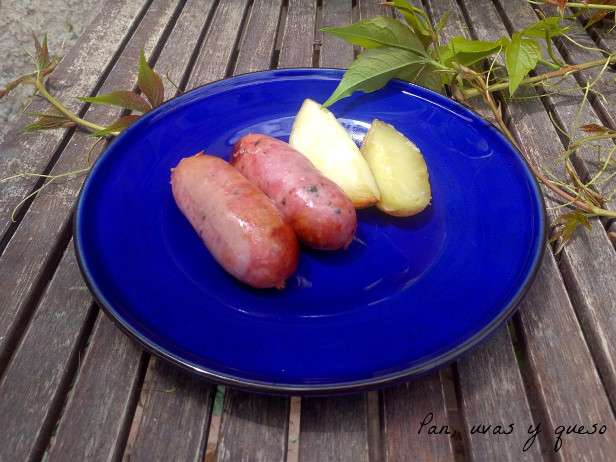 chorizo criollo asado en crock pot - pan uvas y queso