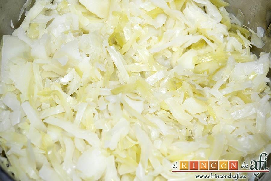 Col a la gallega, escurrir las papas y la col dejando un fondo del caldo