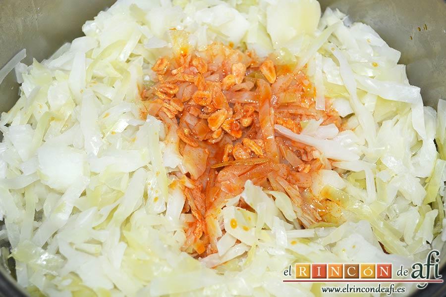 Col a la gallega, añadir la salsa y mezclar bien