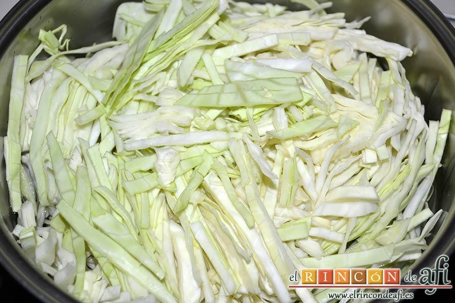 Col a la gallega, poner en un caldero amplio la col cortada en tiras