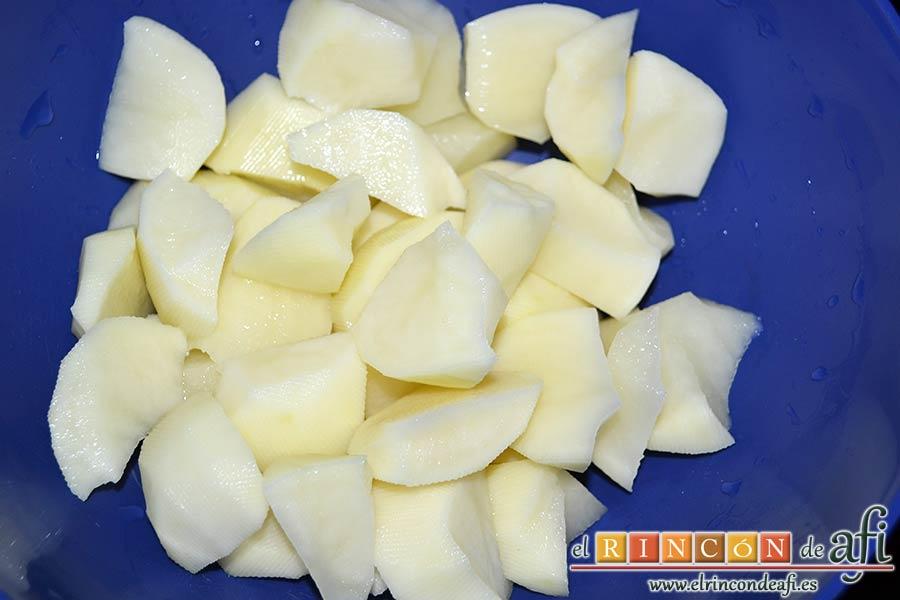 Col a la gallega, triscar las papas