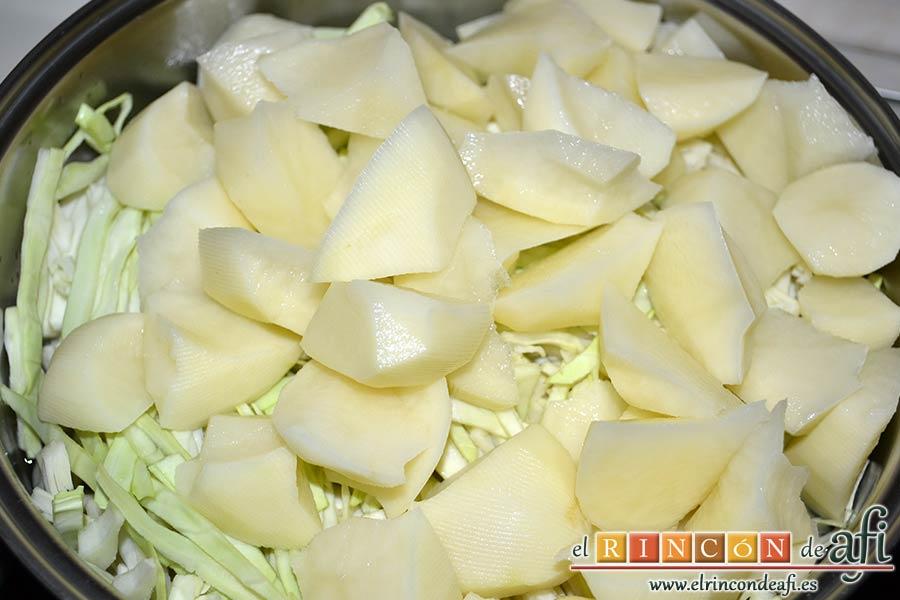 Col a la gallega, añadir las papas al caldero y añadir agua hasta mitad del caldero y un puñado de sal gorda