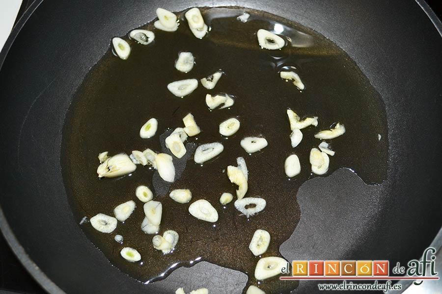 Col a la gallega, poner en una sartén un chorro de aceite y cuando esté caliente añadir los ajos laminados