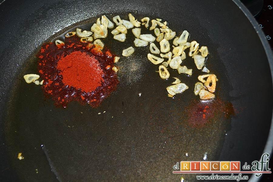 Col a la gallega, añadir el pimentón y la pimienta blanca molida