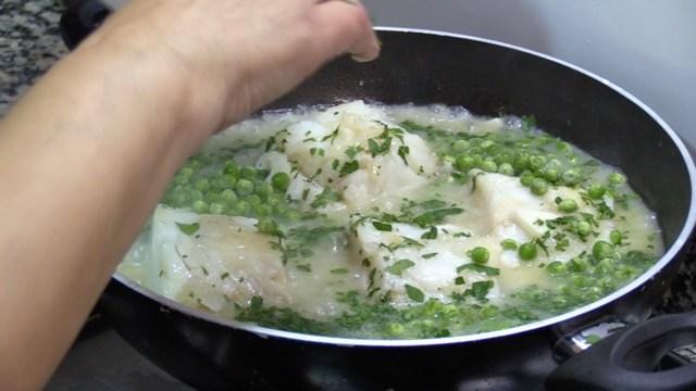 Añadimos perejil al Bacalao fresco en salsa verde