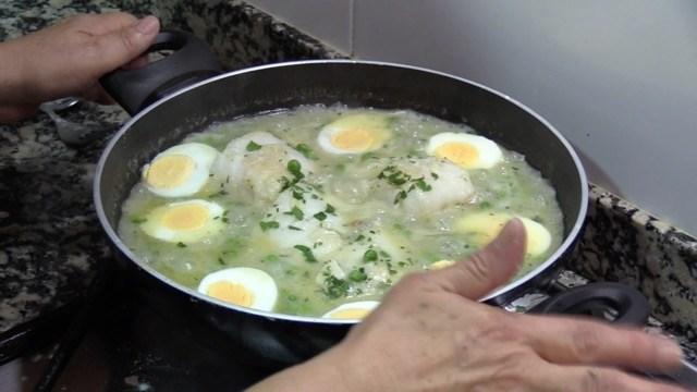 Bacalao fresco en salsa verde haciendo chup chup