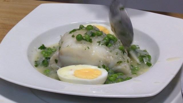 Emplatámos el Bacalao fresco en salsa verde