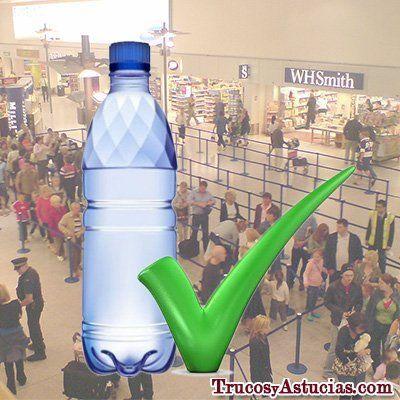 Pasar botellas de agua en el control del aeropuerto