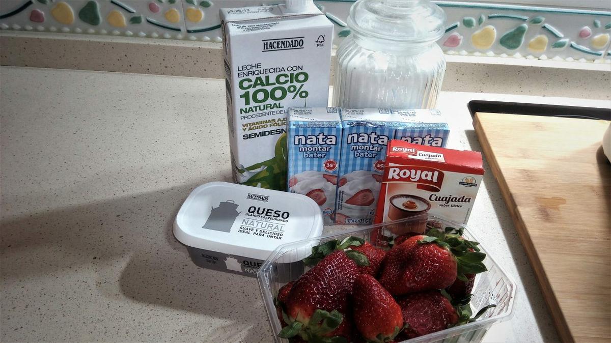 Ingredientes para hacer el flan de fresa y queso en Thermomix tm5