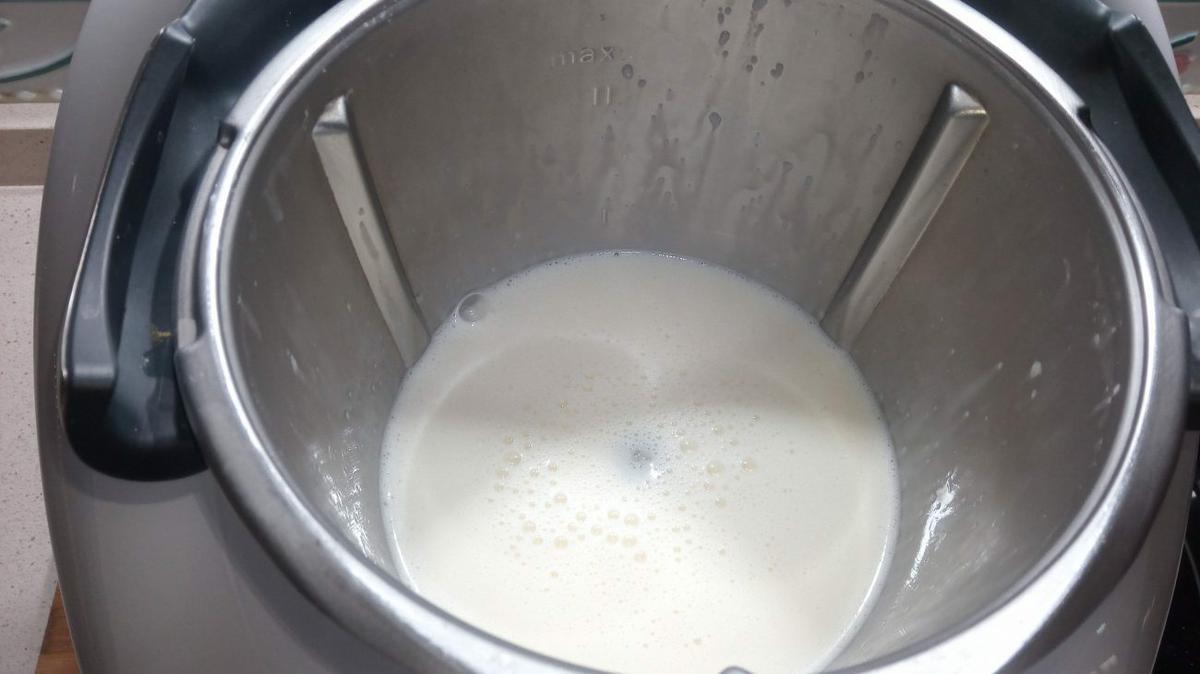Echar la leche y el queso para hacer le flan en Thermomix