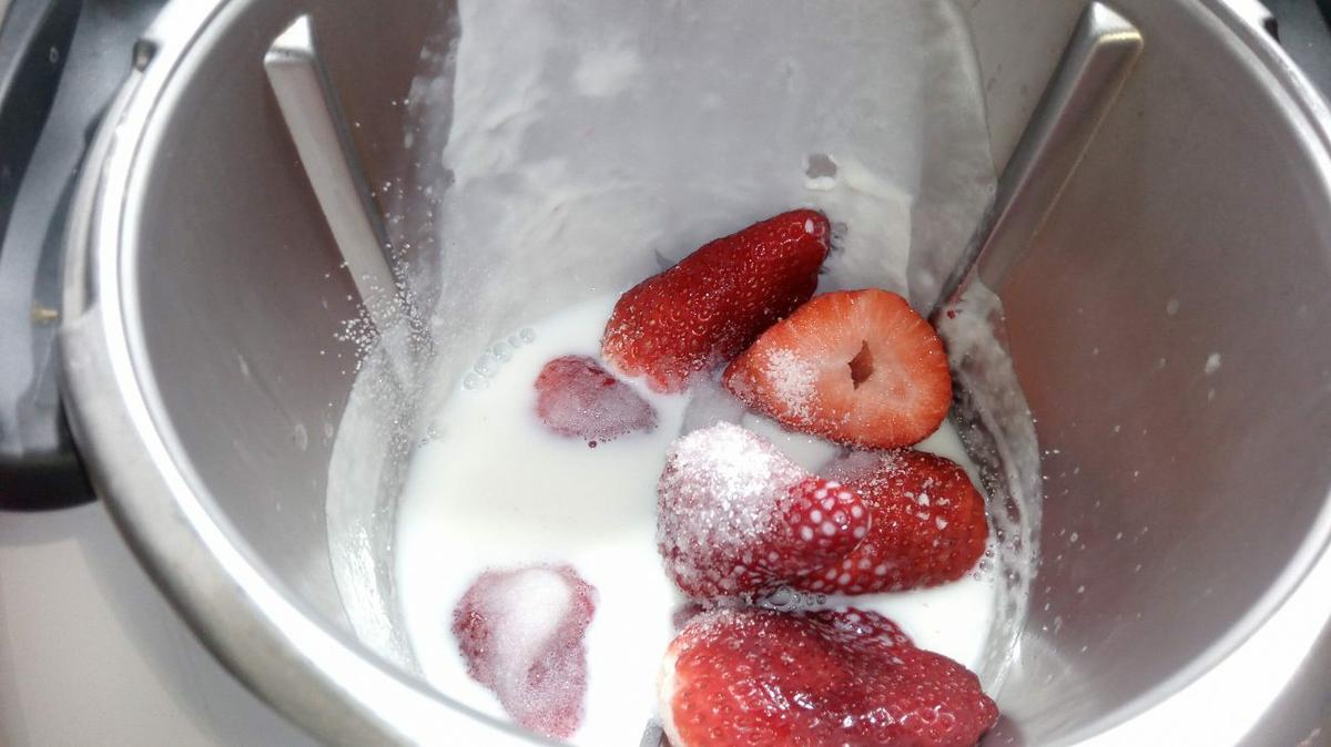 Fresas, azúcar y leche en el vaso de la Thermomix