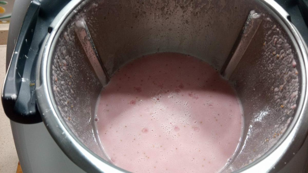 Mezcla de fresa para hacer el flan de fresas en Thermomix