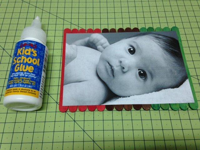 pegar foto sobre palitos de madera