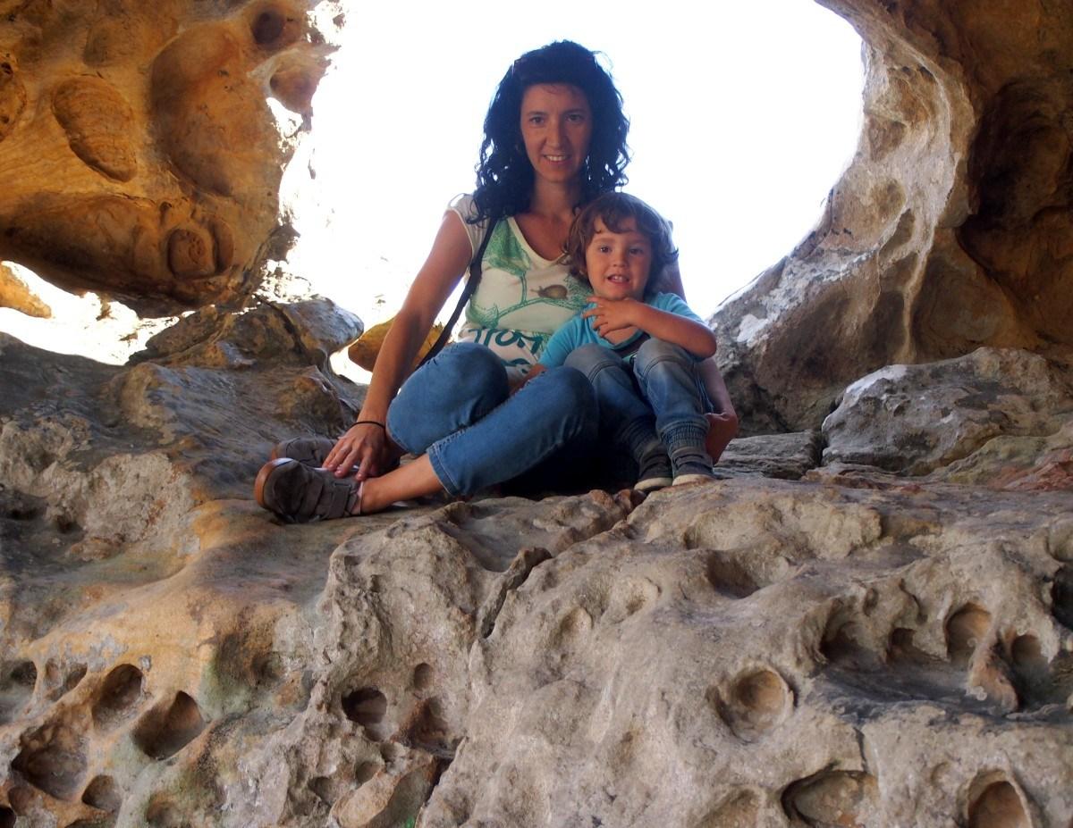 Retrato de Llanos y Nico sentados en una roca