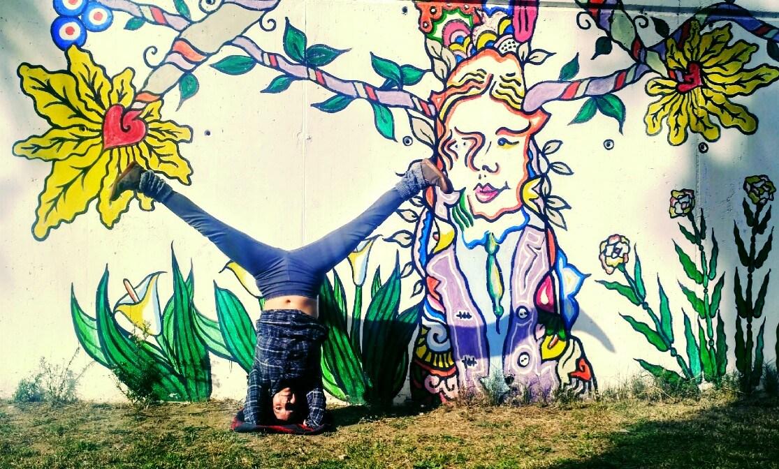 Haciendo sirsasana, parado de cabeza