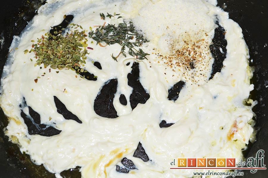 Espaguetis al limón, añadir el orégano, el tomillo y el queso parmesano y las pimientas molidas