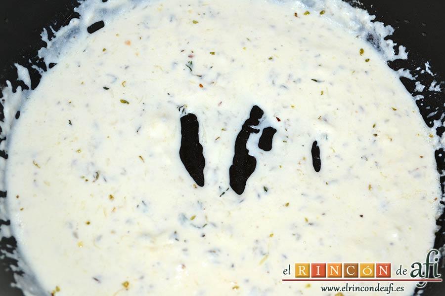 Espaguetis al limón, mezclar todo bien hasta obtener una salsa cremosa