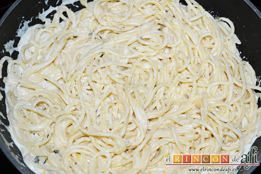 Espaguetis al limón, mezclar hasta integrar
