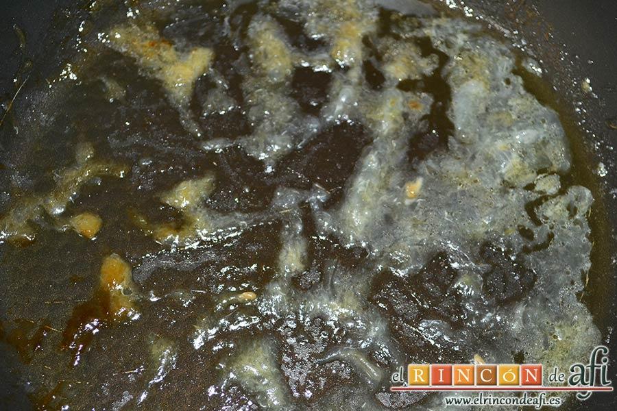 Espaguetis al limón, quitar la sartén del fuego, retirar los limones tras extraerles los jugos y ponerla de nuevo al fuego