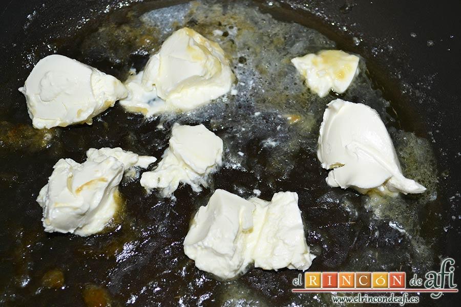 Espaguetis al limón, añadir el queso crema