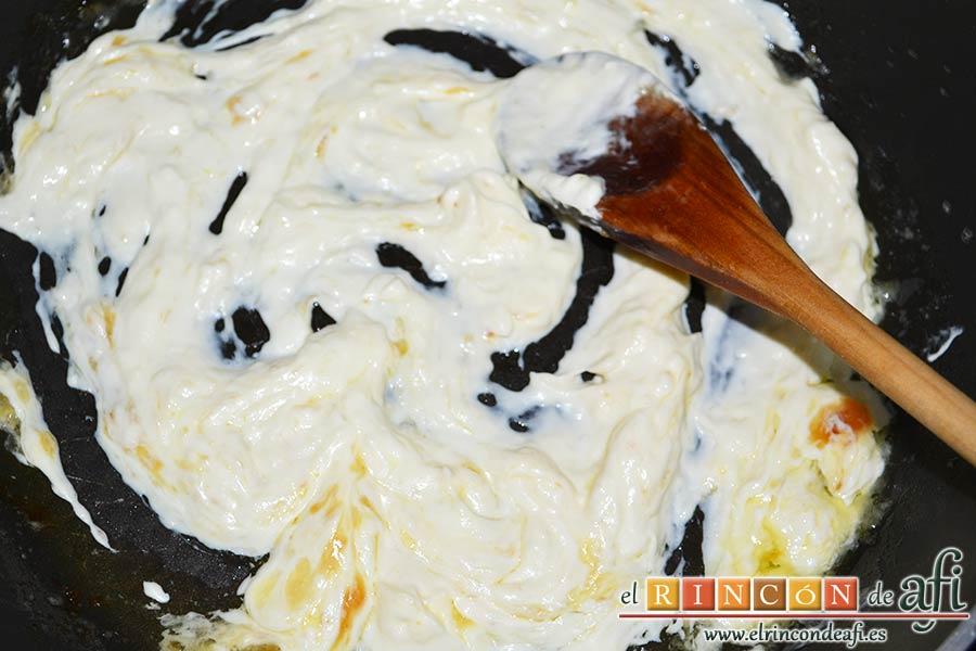 Espaguetis al limón, dejar que se derrita el queso con el jugo de los limones