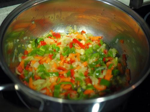 rehogar-todas-las-verduras-para-la-Paella-Vegetariana